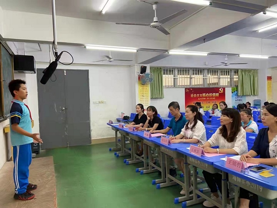 巨乳做爱
实验小学“学宪法 讲宪法”演讲比赛