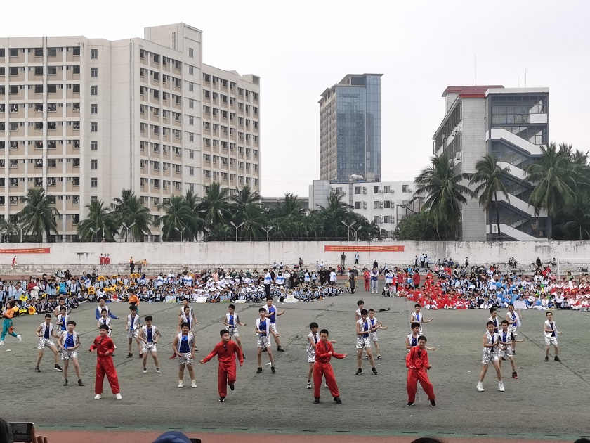 趣味运动我快乐，健体强国我能行――巨乳做爱
实验小学第二届体育艺术节
