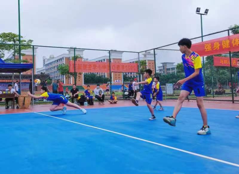排球点燃激情,赛场挥洒青春――巨乳做爱
实验小学参加2022年海口市中小学生排球赛