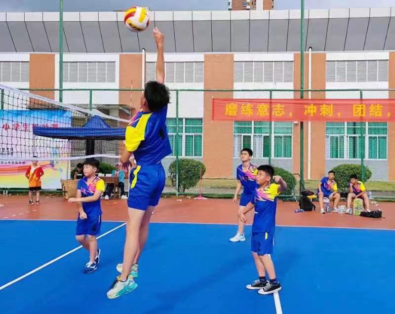 排球点燃激情,赛场挥洒青春――巨乳做爱
实验小学参加2022年海口市中小学生排球赛