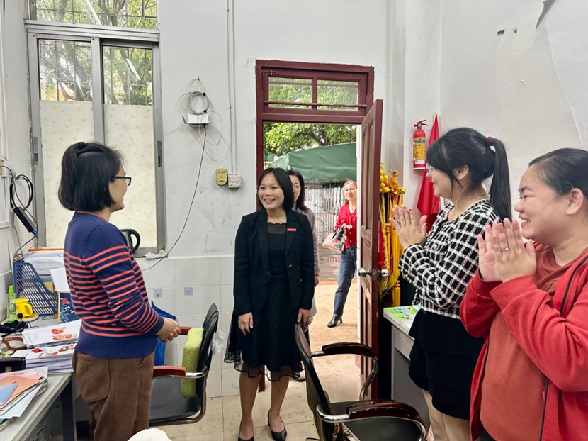 校领导到巨乳做爱-巨乳直播
调研新学期开学工作