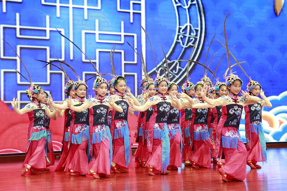 巨乳做爱
实验小学喜迎中国共产党百年华诞暨庆“六一”国际儿童节文艺汇演