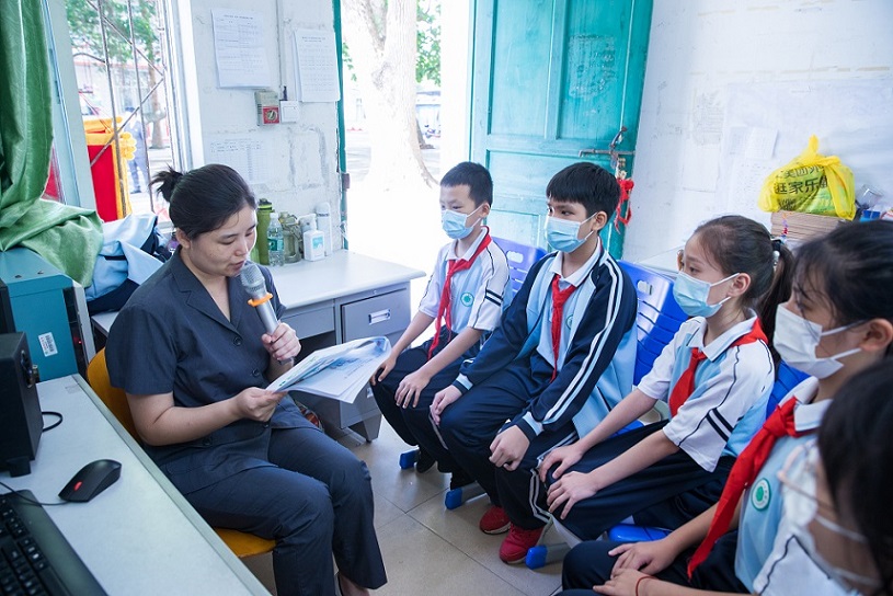 “远离校园暴力，拒绝校园欺凌”――巨乳做爱
实验小学法制进校园活动