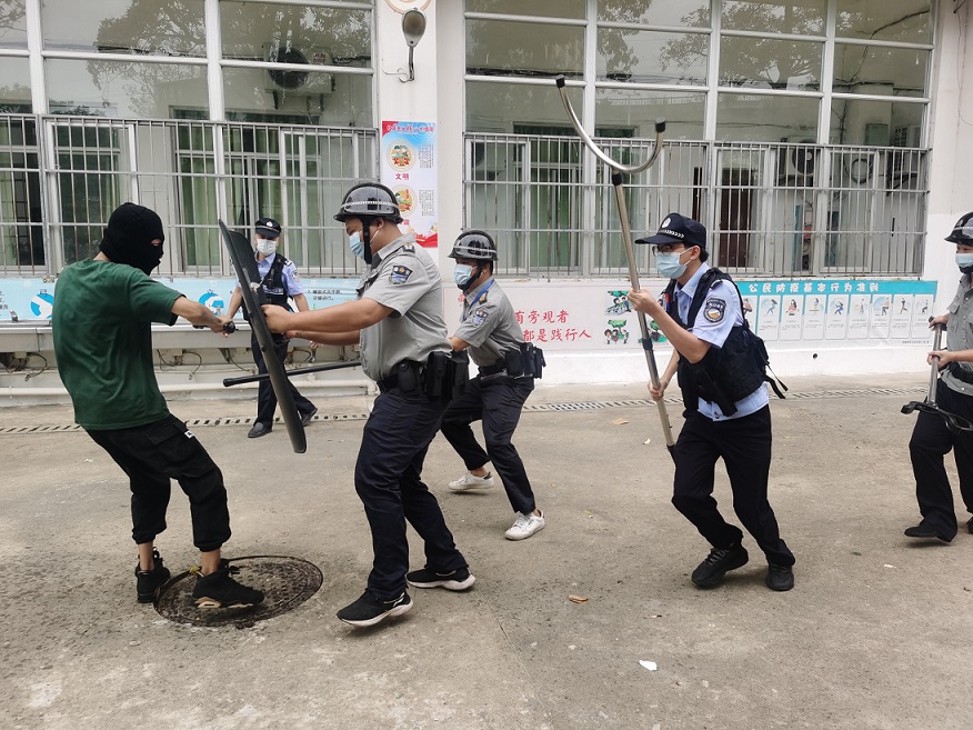海口市琼山中介派出所张警官到巨乳做爱
对校警进行正规培训