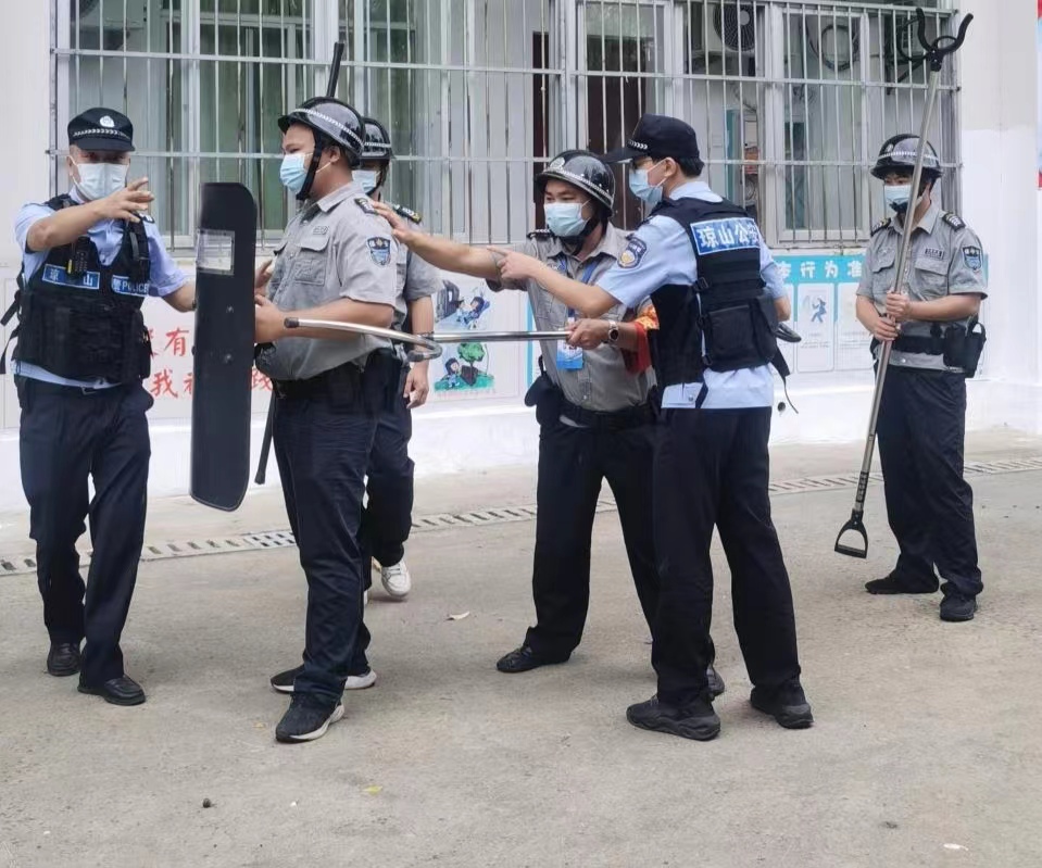 海口市琼山中介派出所张警官到巨乳做爱
对校警进行正规培训