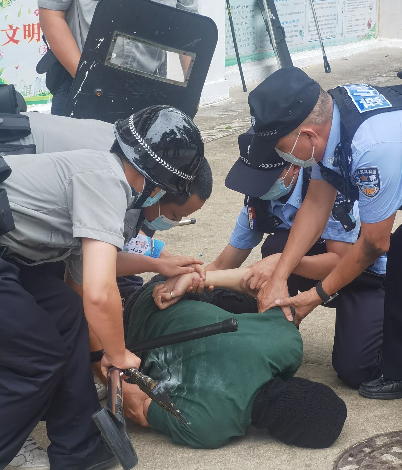 海口市琼山中介派出所张警官到巨乳做爱
对校警进行正规培训