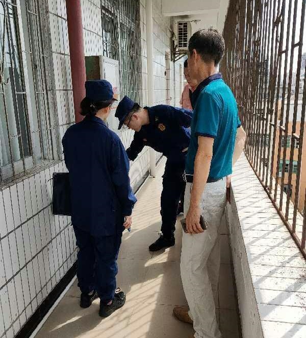 消防队领导到巨乳做爱
检查消防工作