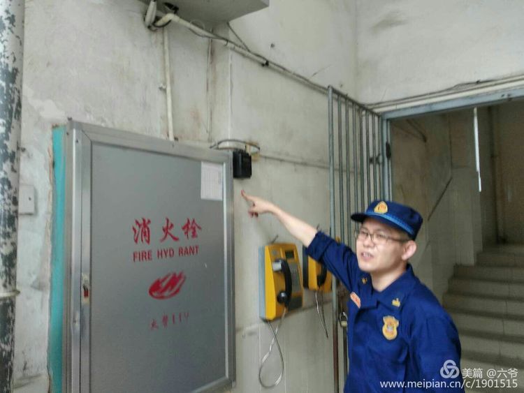 消防队领导到巨乳做爱
检查消防工作