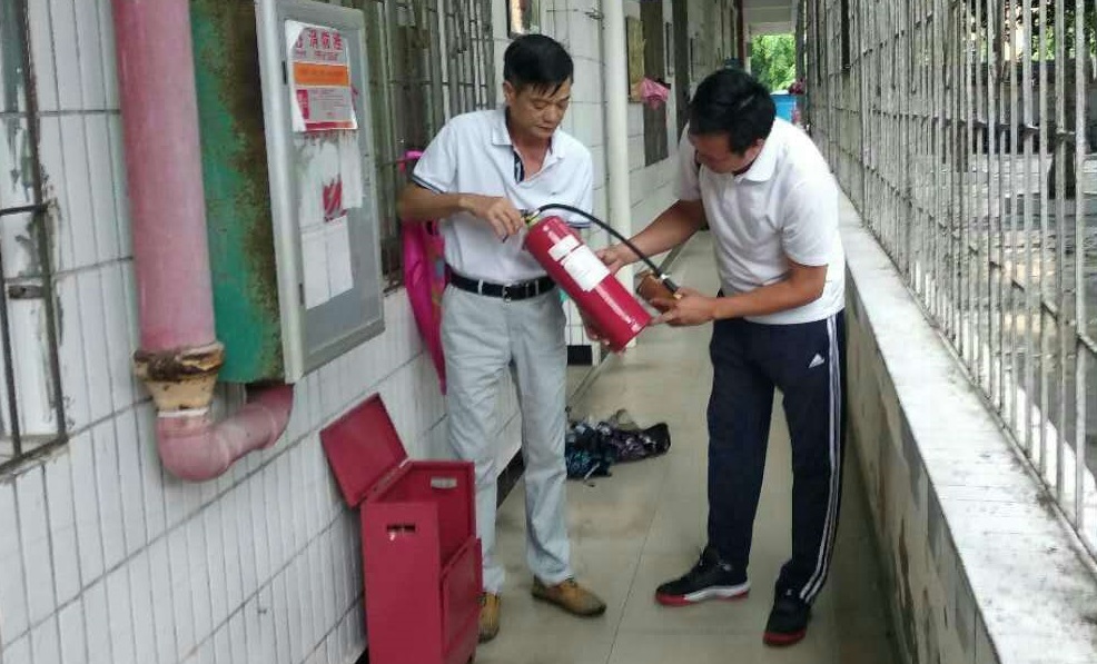 巨乳做爱
实验小学消防安全检查