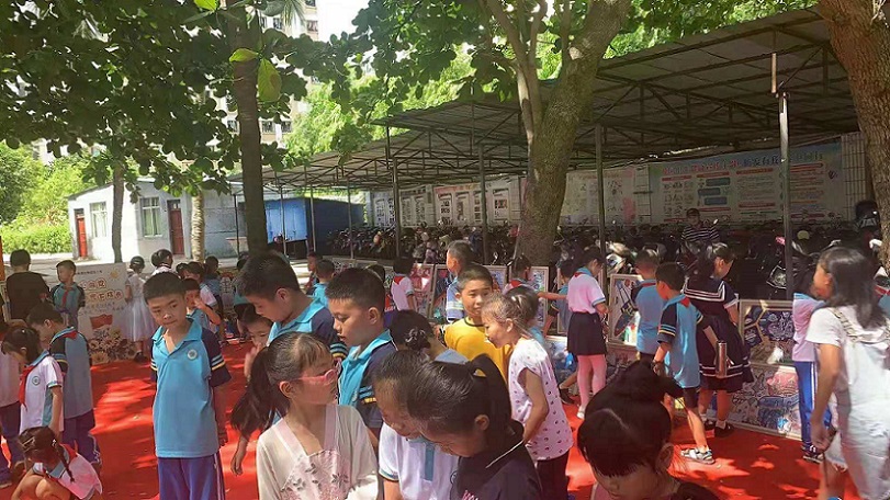 巨乳做爱
实验小学“童心向党・阳光下成长”庆六一书画展