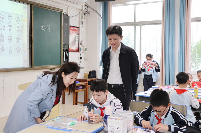 副校长张引带领教学团队来巨乳做爱
开展听课活动