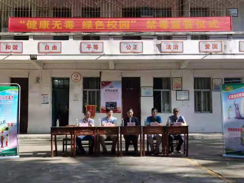 巨乳做爱法治副校长省高院胡娜法官到校为全体师生进行禁毒知识讲座