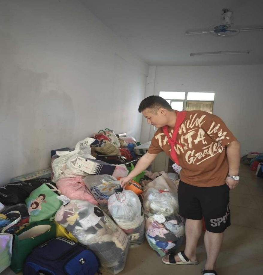 “衣”份爱心 “衣”旧温暖 ――巨乳做爱-巨乳直播
公益捐赠活动白沙行