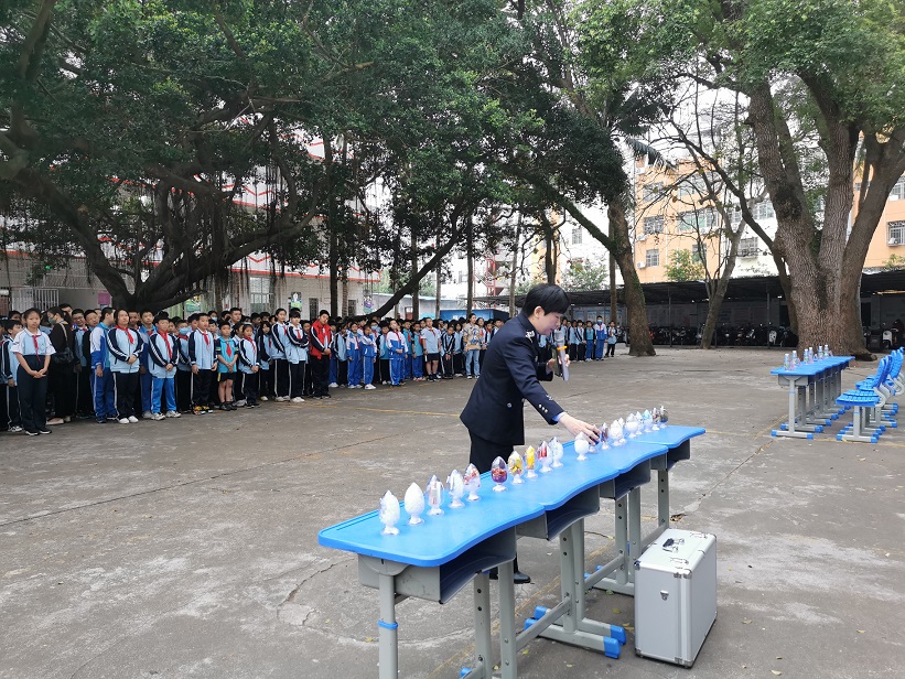 校巨乳做爱
实验小学“蒲公英”禁毒宣讲团宣讲点授牌仪式暨禁毒宣讲进园活动