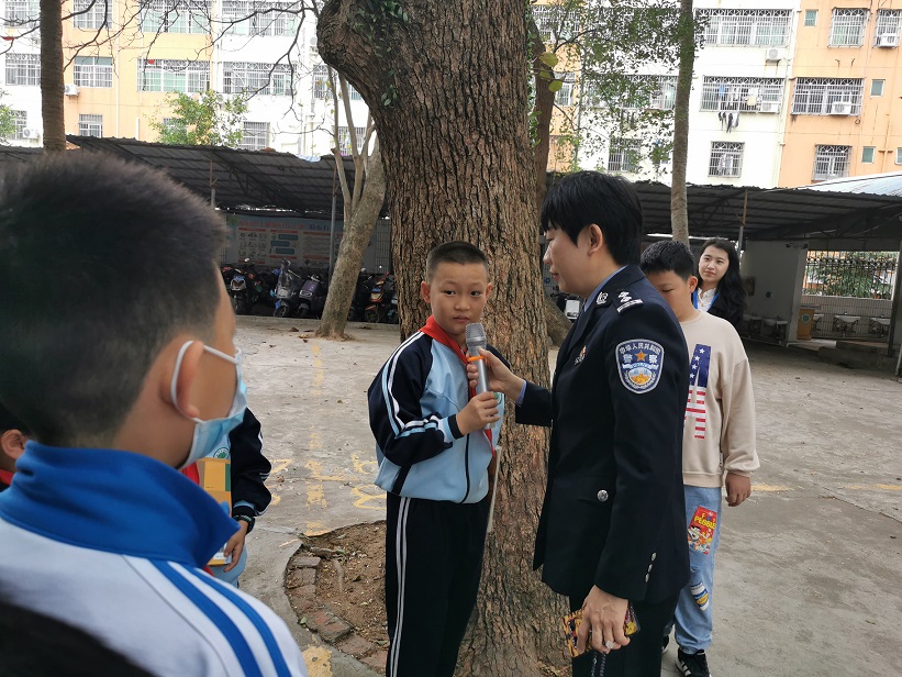 校巨乳做爱
实验小学“蒲公英”禁毒宣讲团宣讲点授牌仪式暨禁毒宣讲进园活动