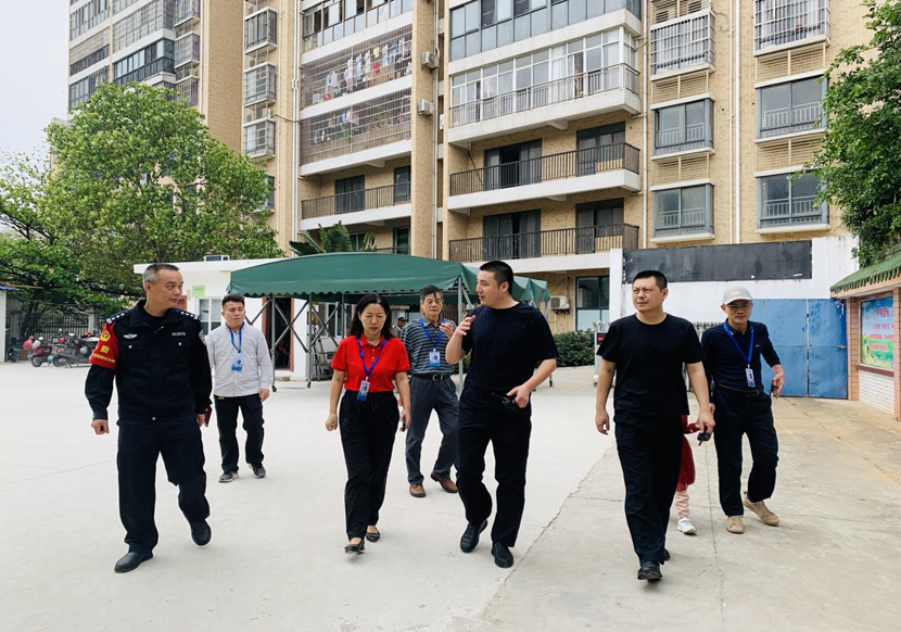 琼山区忠介派出所许健一行到 巨乳做爱-巨乳直播
进行安全检查指导工作