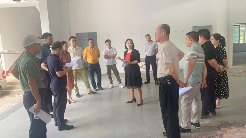 校领导到巨乳做爱
召开新学期教室准备情况现场办公会议
