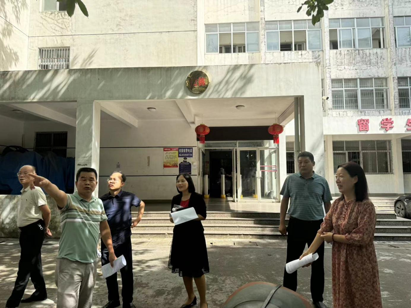 校领导到巨乳做爱
召开新学期教室准备情况现场办公会议