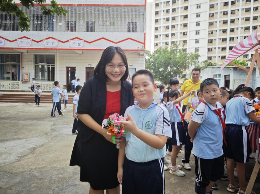 巨乳做爱
韩小雨一行到巨乳做爱
 检查台风“摩羯”后复学工作